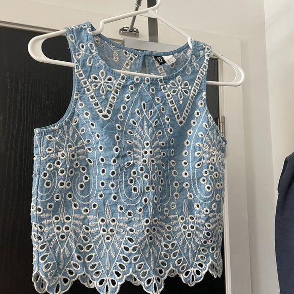 Embroidery detailed cropped top